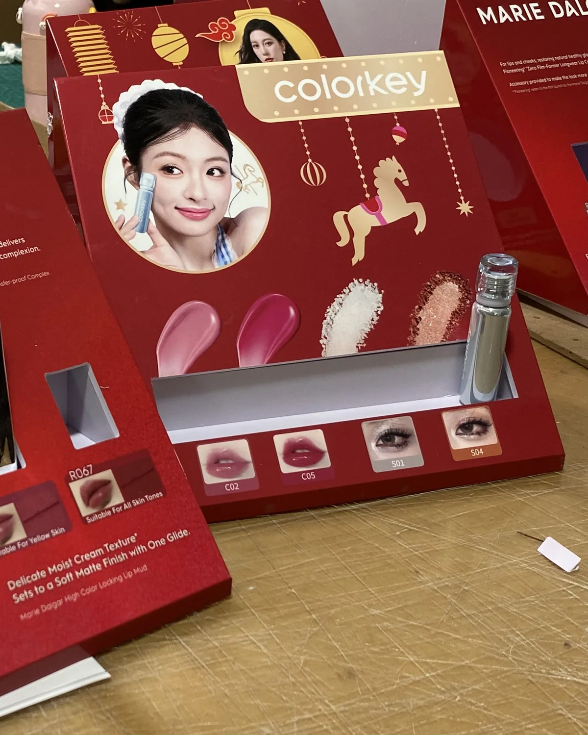 Présentoir colorkey à l’atelier avant expédition