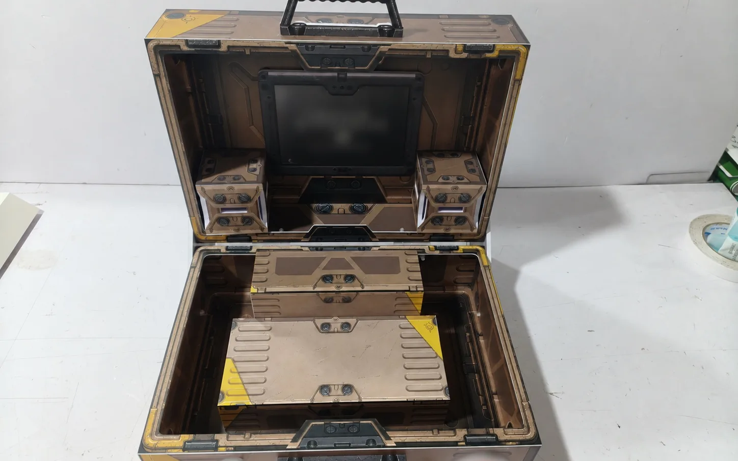 印刷された内装を見せるケース型ディスプレイ