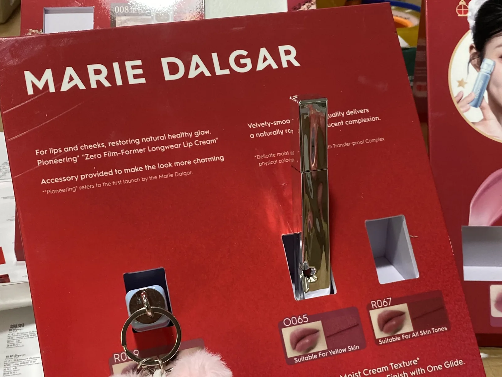MARIE DALGAR Thekendisplay mit Produkt im Schlitz