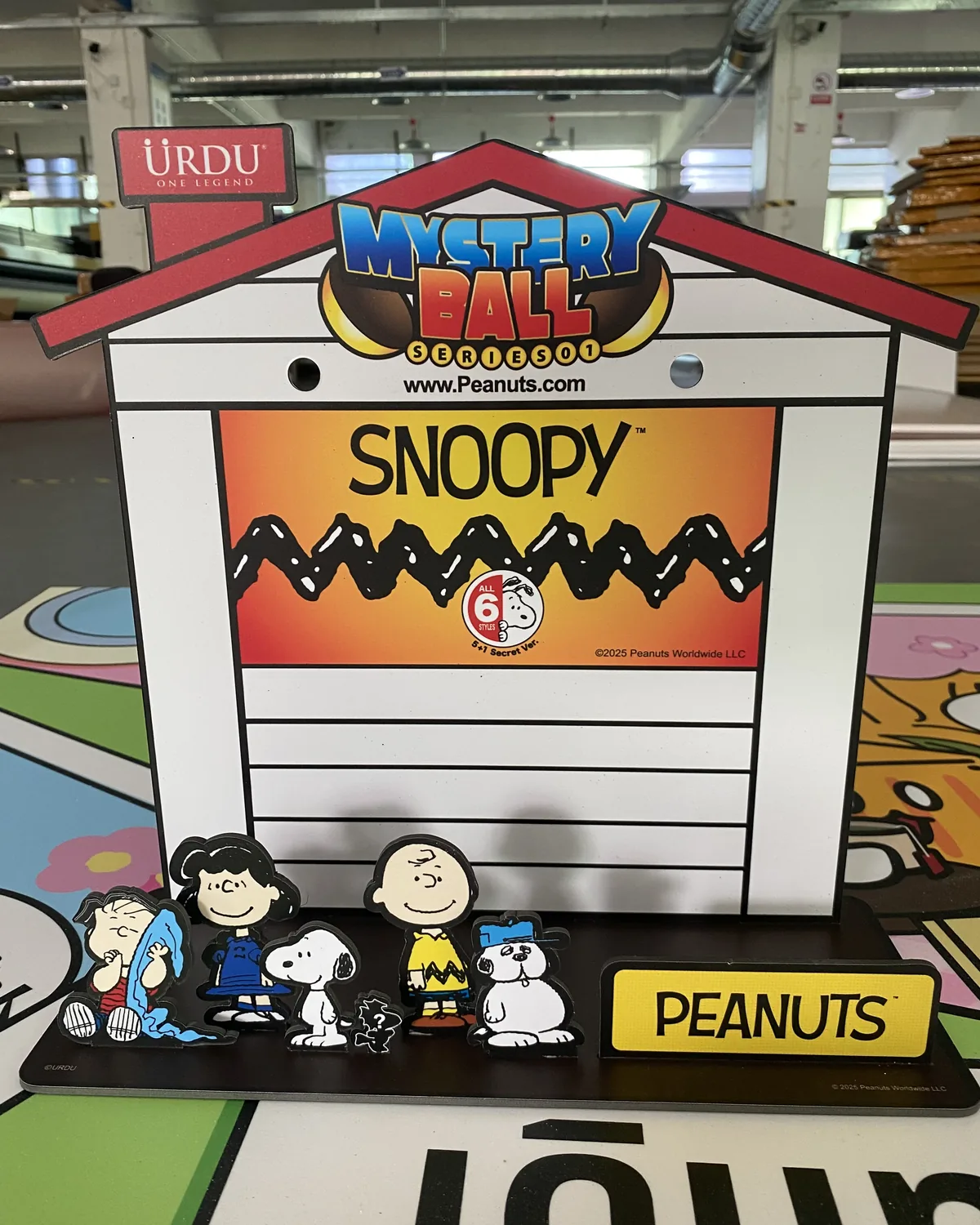 Vue de face du fronton, des personnages découpés et de l’enseigne PEANUTS